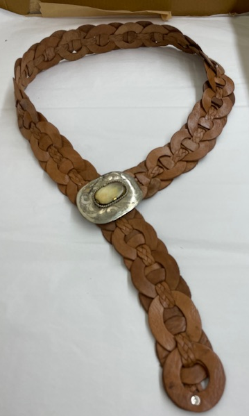 B145 Tan (Light Brown), small oval buckle